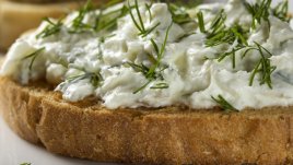 Разядка с фета, сирене котидж и краставица