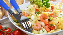 Салата с паста и скариди