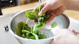 Как да мием правилно салатите?