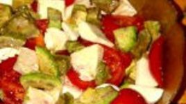 Салата с авокадо, моцарела и домати