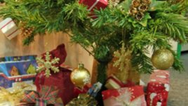 Трагикомична размяна на коледни подаръци