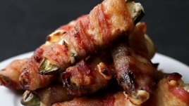 Люти чушки с крема сирене, обвити в бекон