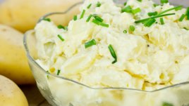 Картофена салата с майонеза и лук