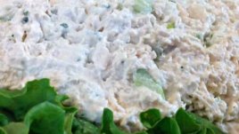 Салата с пиле, кисели краставички и грах 