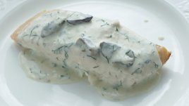 Печена риба със сос от гъби и сметана