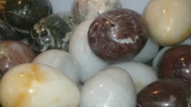 Каменни яйца бият кокошите