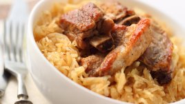 Свински ребра с кисело зеле и сушени гъби