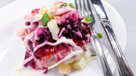 Салата с маринована риба и червено цвекло