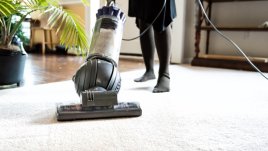Какво да не почиствате с прахосмукачка