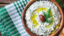 Салата „Снежанка“ с кисели краставички