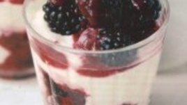 Йогурт с къпини