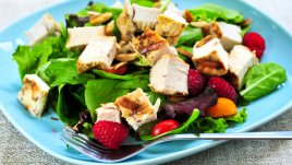 Лека салата с горски плодове, пилешко и спанак