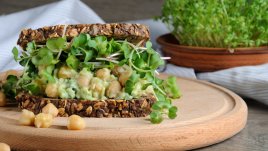 Сандвич с авокадо и нахут