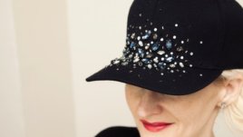 Декорирайте обикновената шапка с камъни и пайети