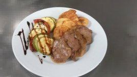 Телешко бонфиле с рататуй и картофен чипс