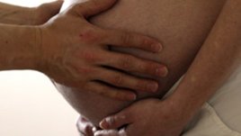 Масово уволняват бременни жени, защото не знаят правата си