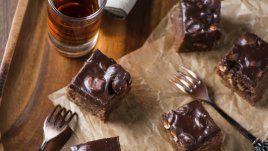 Богат шоколадов десерт с ядки