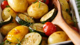 Картофи с тиквички и чушка на фурна 