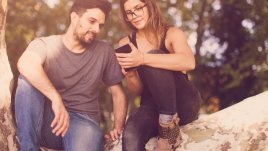 Той иска да излизаме като приятели