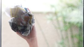 Трик с вестник премахва неприятни миризми от хладилника