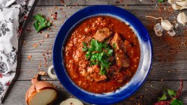 Свински медальони с червени чушки 