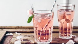 Какво се случва в тялото, когато пиете розова вода