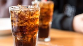 Какво се случва с тялото, ако редовно пиете газирано?