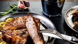 Свинско бонфиле с чесън и подправки на скара 