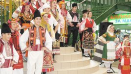 Женски и мъжки носии представи фолклорен ансамбъл &bdquo;Светлина&ldquo;