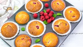 Кокосови мъфини с малини