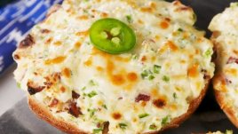 Запечени хлебчета с крема сирене и бекон