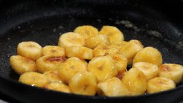 Банани с масло, канела и сладолед