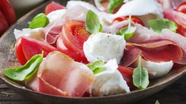 Салата с домати, моцарела и прошуто