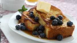Френски тост с боровинки, лимон и масло