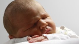 Баба дава водка собствено производство за сън на 5-месечно бебе