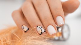 Черни и златисти акценти в нюд маникюра