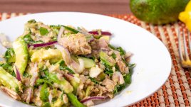 Салата с краставици, авокадо и риба тон