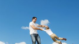 Какво могат да научат майките от татковците за възпитанието?