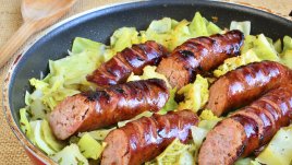 Наденица на тиган със зеле и бекон