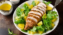 Салата с пиле, ананас и рукола