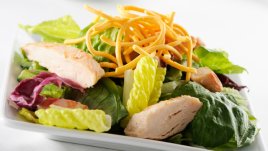 Азиатска зелена салата с пиле