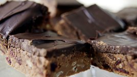 Шоколадови барчета с фъстъчено масло и фурми 