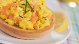 Бъркани яйца с пушена сьомга и крема сирене 