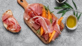 Разядка за специални гости – кростини с прошуто и пъпеш