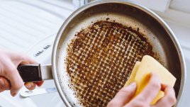 Много лесен трик за почистване на загорели съдове