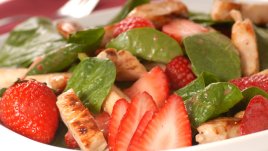 Салата със спанак и пилешко 