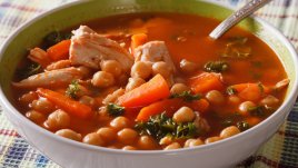 Пилешка яхния с нахут и зеленчуци 