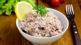 Салата с риба тон, авокадо и запечени ядки