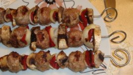 Шишчета от кайма със зеленчуци