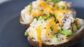 Запечени картофи със сирене и майонеза